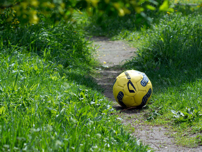 一个旧的足球球的道路上