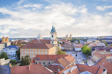 少数民族教堂的美丽的看法和 Eger, 匈牙利的城市全景, 在日落