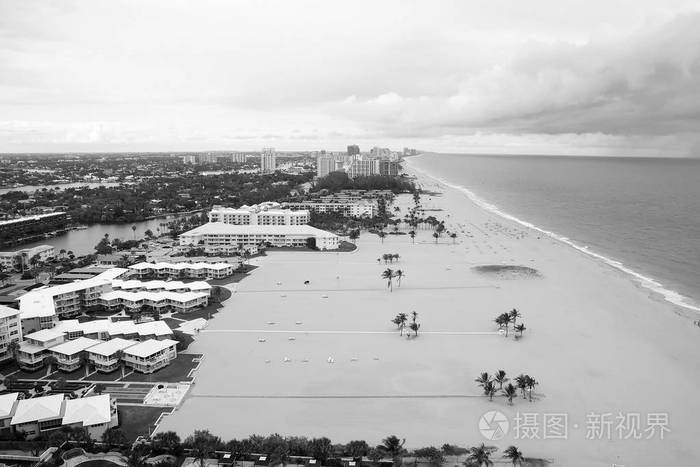 位于海岸线与沙滩在劳德代尔堡，美国