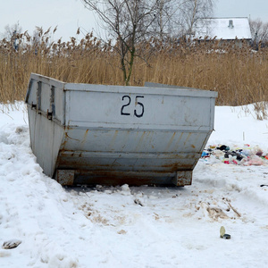 垃圾桶在街道的边在冬天用嘴唇垃圾容器冬天雪。家用废料金属容器