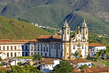 欧鲁普雷图米纳斯吉拉斯州的历史 Ouro 中心, 巴西与著名的教堂和有丘陵背景的老建筑的最高视图