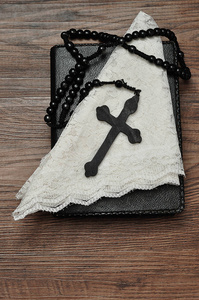 念珠和一个白色教堂面纱的圣经