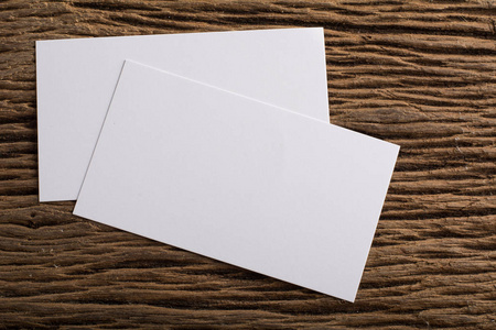 在木材中打印空白白色名片企业身份在木材背景中的表现照片