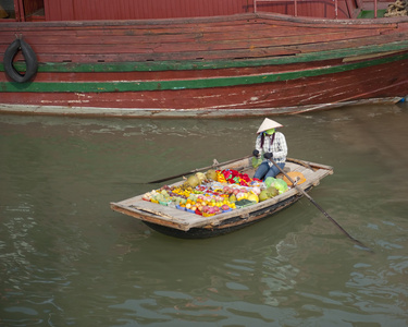 漂浮在下龙湾湾农产品市场图片