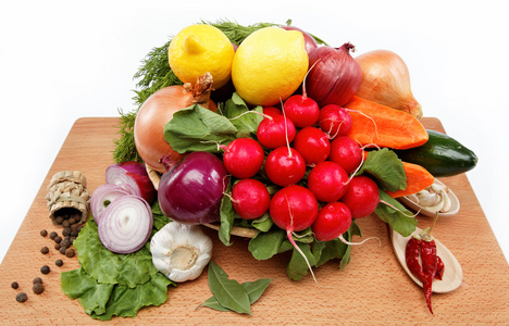 健康食品。新鲜的蔬菜和水果在白色背景上