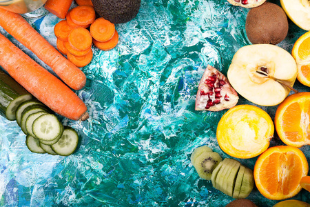 水果蔬菜和排毒果汁的顶级视图