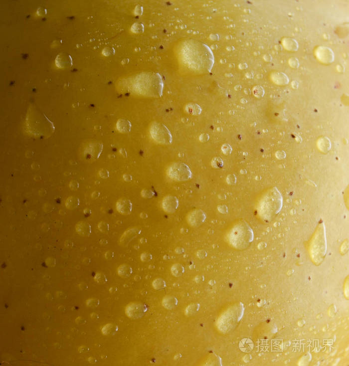 一个黄色的苹果品种是金色的水滴的水特写