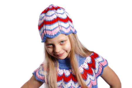 微笑针织帽的小女孩