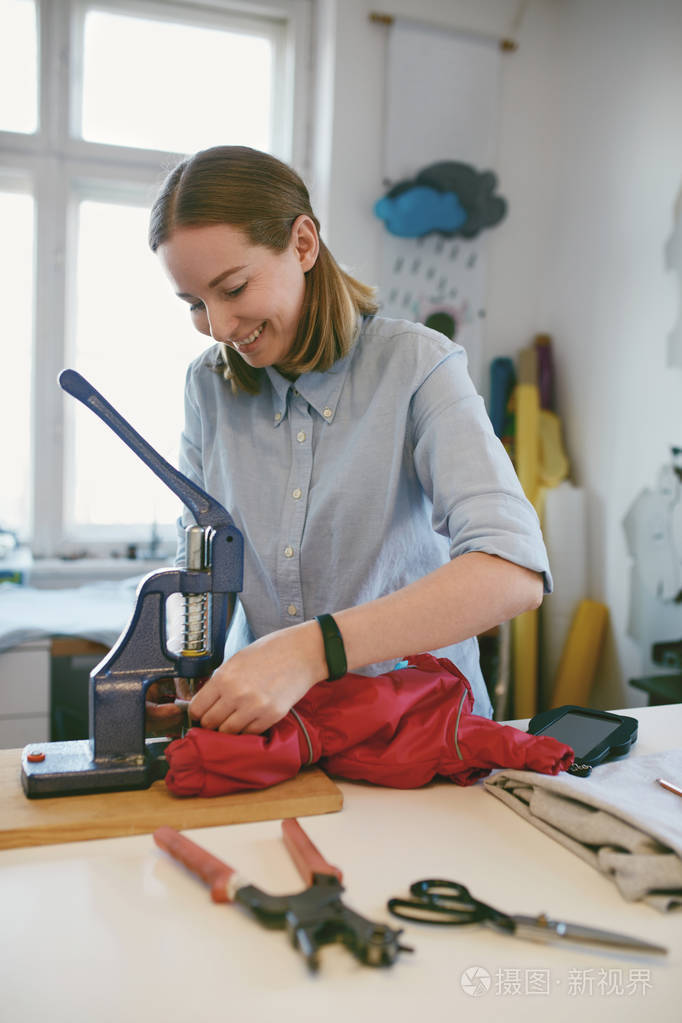 女性裁缝工作在工作场所