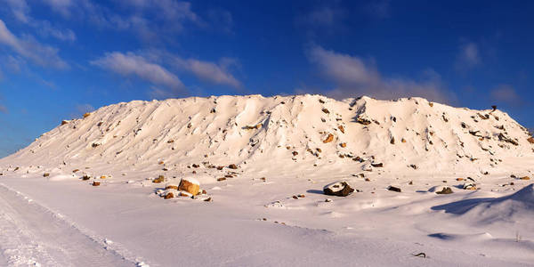 雪下石采石场