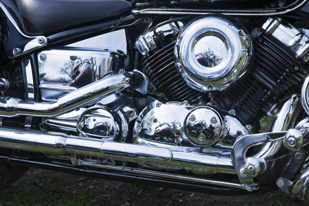 镀铬的摩托车发动机特写图片