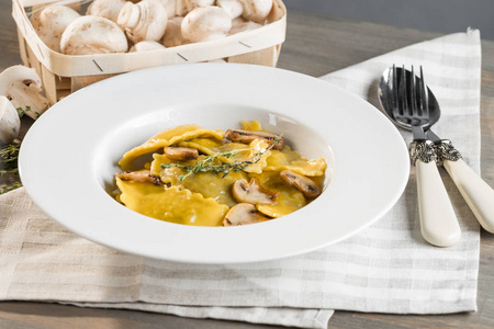 意大利面食与蘑菇在暗光背景。自制传统意大利美食照片