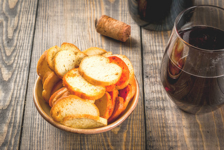 意大利 brusquette 饼干和酒照片