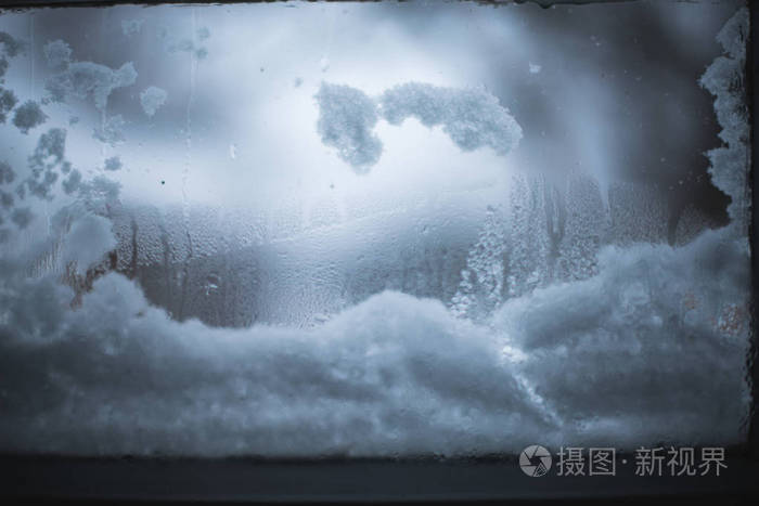 雪覆盖的窗口与冬天背景