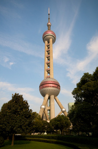 东方珍珠塔和公园照片