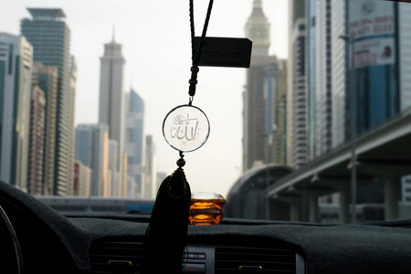 阿拉在迪拜的汽车里悬挂着真主的符号