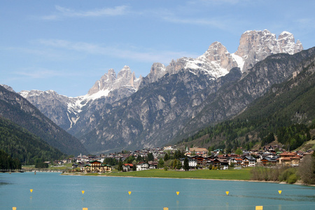 冻结与多洛米蒂山区的高山湖 misurina