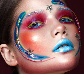 美丽的女孩与创意化妆的流行艺术风格.美容脸照片