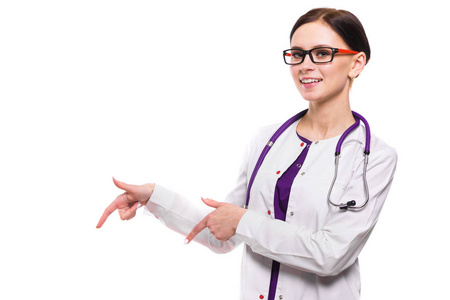 年轻的女医生用听诊器指着她的手指