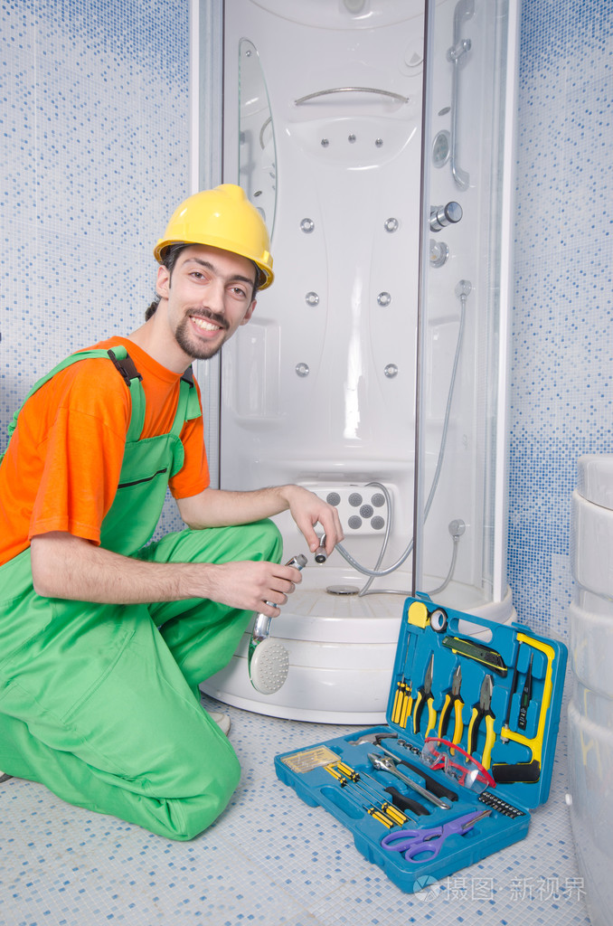 水管工在浴室里工作照片-正版商用图片04ka1m-摄图新视界