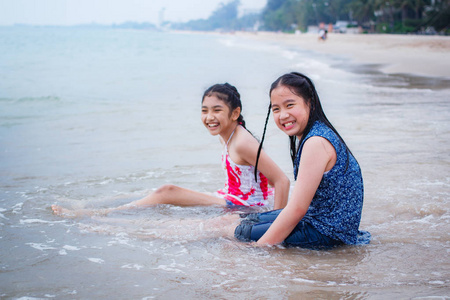 两个小女孩在海滩上