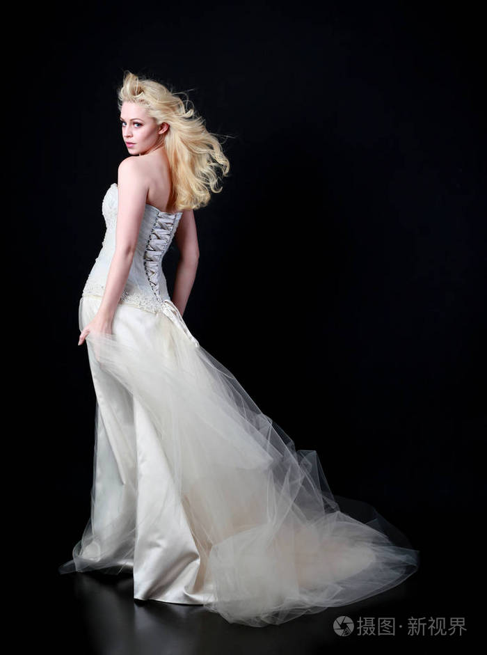 穿白色新娘礼服的模特全长肖像, 黑色背景站立姿势