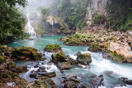 美丽的自然水池在 Semuc Champey, Lanquin, 危地马拉, 中美洲