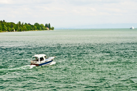 bodensee，德国 小船和视图到阿尔卑斯大区