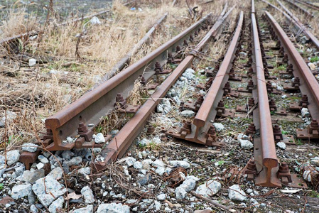 废弃的车站废弃的生锈的铁轨.旧的封闭火车站的钢轨.金属制品照片