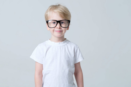 戴眼镜的4岁男孩照片