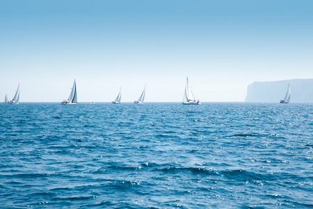小船在地中海航行与帆船帆船赛图片