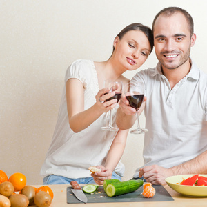 对幸福的夫妻在厨房和 dri 配制食物的肖像
