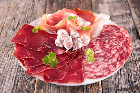带冷肉和烤面包的木盘子.