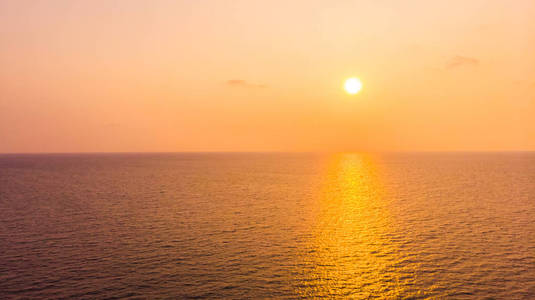 日落与海在天空背景