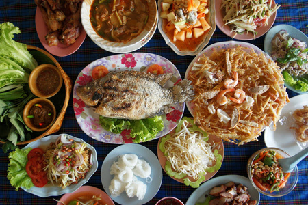 晚餐餐桌上的泰国美食