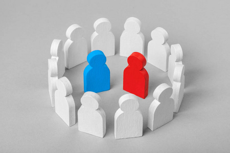 业务团队的概念领导者。人群中的白人站在圆圈, 听蓝色和红色扬声器候选人, 工作与反对, 冲突