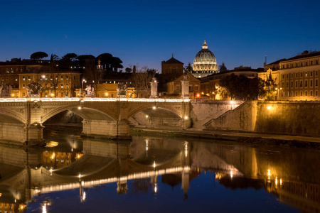 罗马在晚上与圣彼得大教堂在梵蒂冈可见