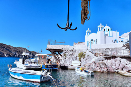 希腊基克拉迪群岛 Firopotamos 渔村的船屋和希腊东正教观
