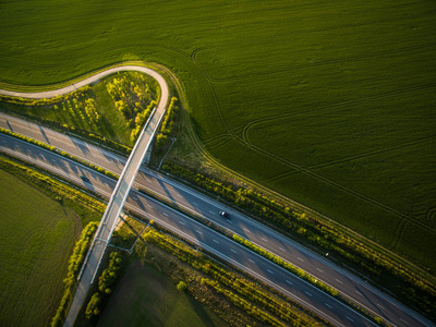 在汽车领域的公路上它的鸟瞰图