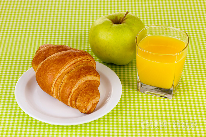 古典的早餐。桔汁和牛角面包