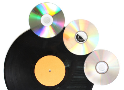黑色乙烯基记录和 cd 磁盘上白色隔离