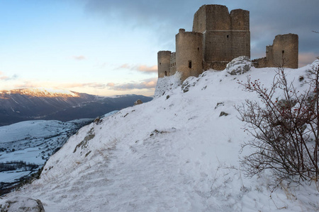 罗卡 Calascio 的雪山城堡