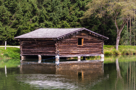 湖上的钓鱼小屋