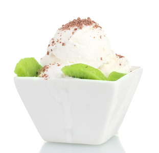 美味的香草冰淇淋与巧克力和猕猴桃在碗上白色隔离