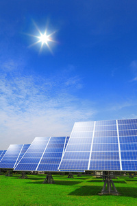 太阳能电池板系统与绿草