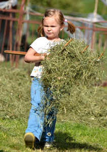宝贝女儿玩剪草