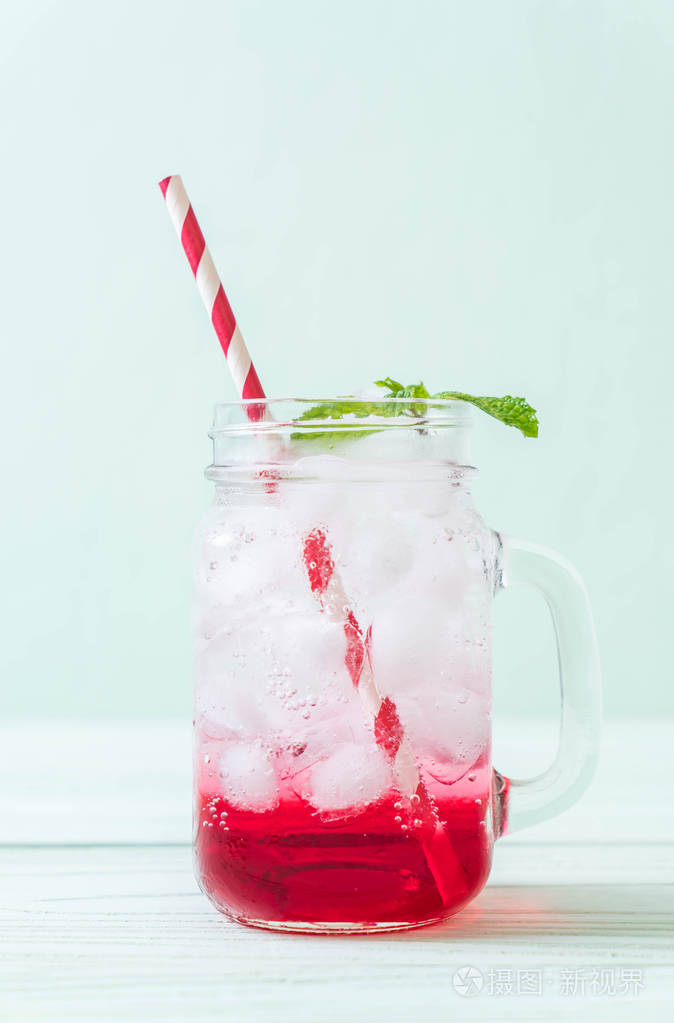 冰草莓汽水