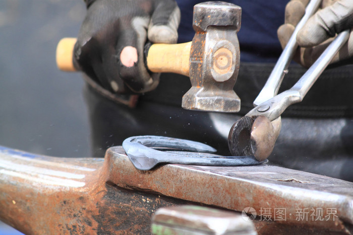 铁工制作马蹄铁