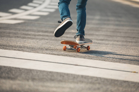 滑板 sakteboarding 在城市街道上