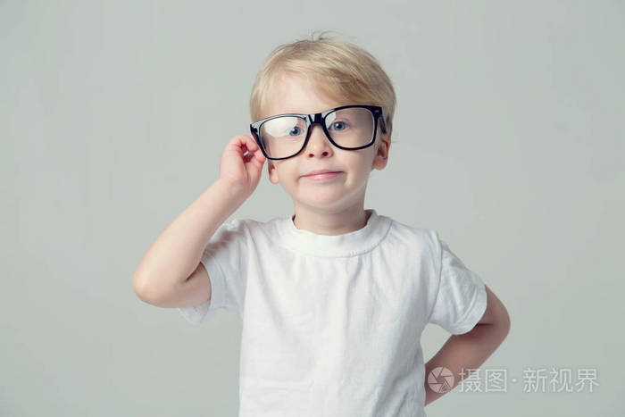 聪明的小男孩.戴眼镜的4岁男孩